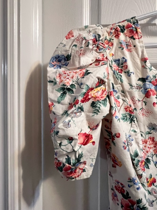 80’s vintage-style white floral dress featuring puffed sleeves and a V-neckline, - Picture 3 of 7